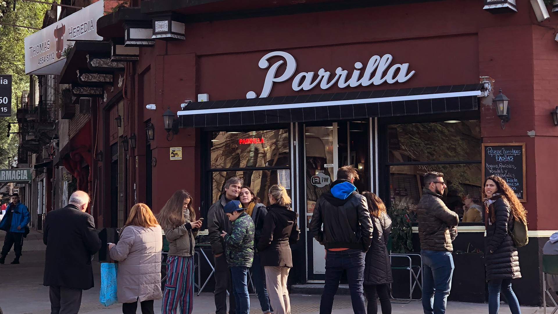 gente esperando entrar a restaurante